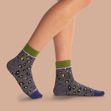 Load image into Gallery viewer, Women's Lightweight Sparkle Leopard Quarter Socks

